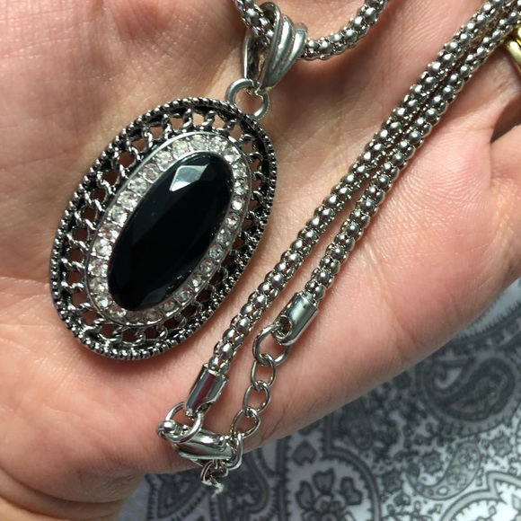 ⬇️ Necklace with oval shaped pendent - Picture 3 of 5